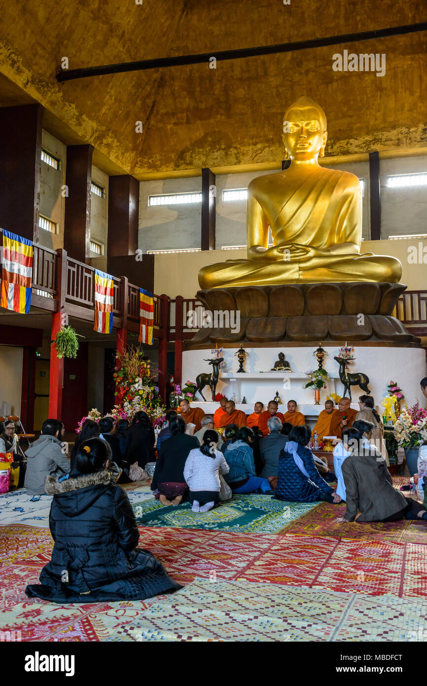 Die Khmer Silvester feiern, Leute aus der südostasiatischen Gemeinschaft nehmen an der Zeremonie und beten Buddha in der großen Pagode von Vincennes. Stockfoto