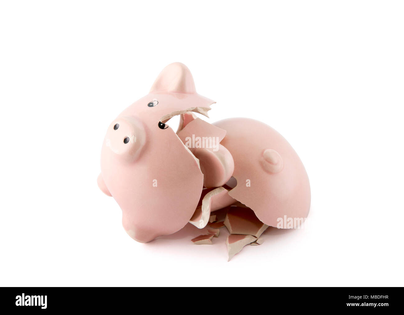 Gebrochene Sparschwein auf weißem Hintergrund mit Freistellungspfad Stockfoto