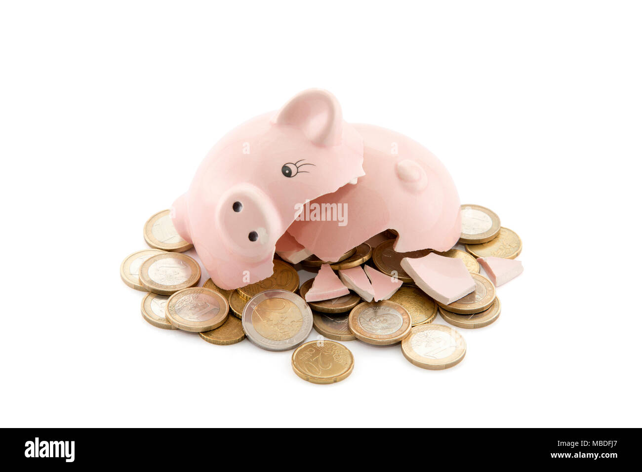 Gebrochene Sparschwein mit Euro-münzen auf weißem Hintergrund mit Freistellungspfad Stockfoto