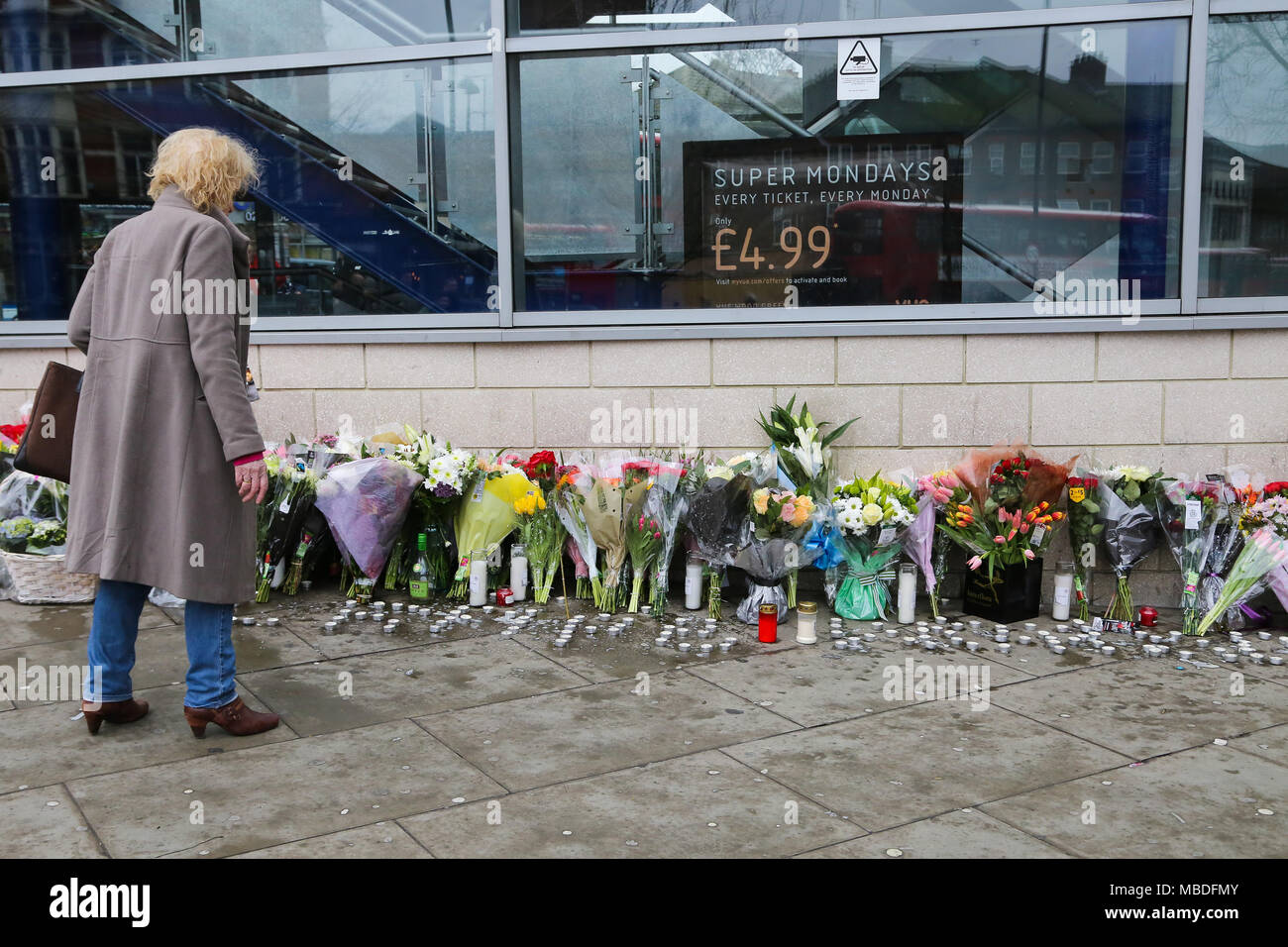 Die Menschen floral Tribute für Kelvin Odunuyi. Die 19-Jährige wurde erschossen, als er mit Freunden am Eingang des VUE Kino in Wood Green stand, nördlich von London, kurz nach 12.30 Uhr am Donnerstag, den 8. März 2018 bin. Es ist berichtet worden, dass Zeugen zwei maskierte Männer auf dem Moped fahren sehen Vergangenheit beschrieben, bevor man das Feuer eröffnete. Kelvin Odunuyi wurde ein Rapper, die unter dem Namen DipDat durchgeführt und war auch als Lampz bekannt. Mit: Atmosphäre, Wo: London, Großbritannien Wann: 10 Mar 2018 Credit: Dinendra Haria/WANN Stockfoto