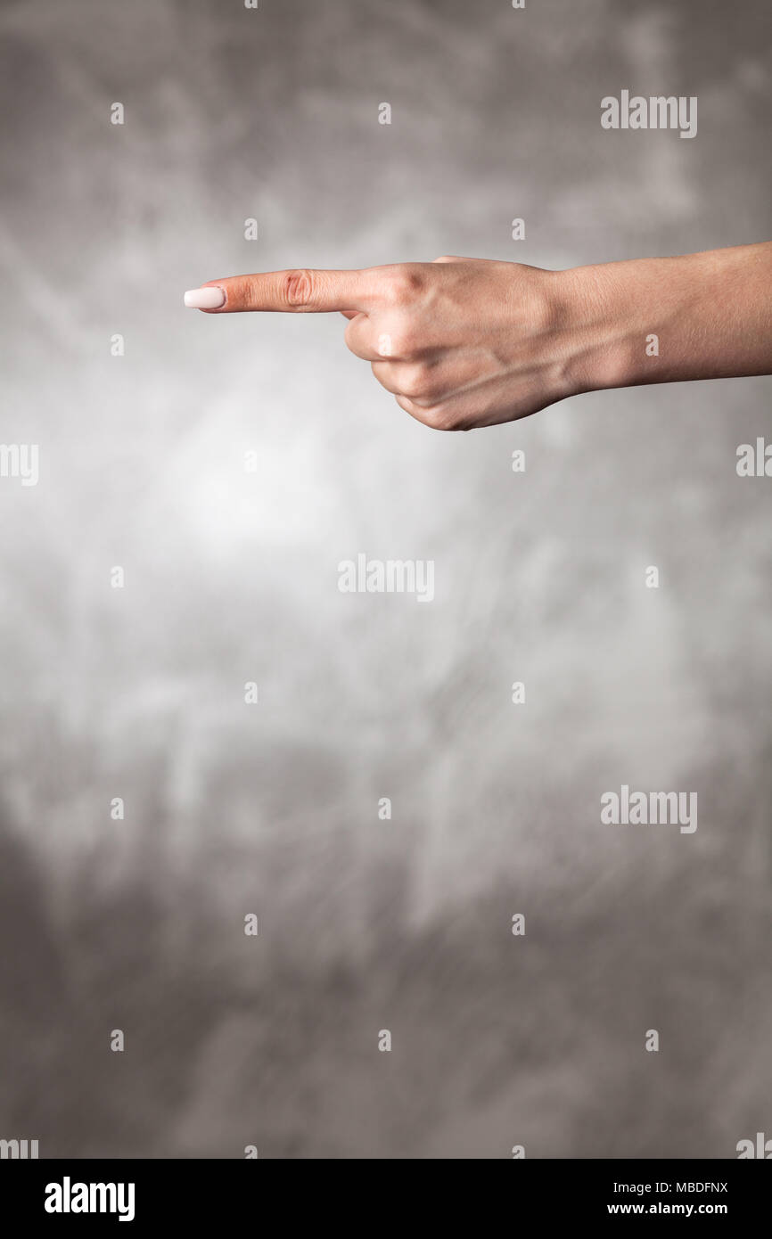 Weibliche hand auf dunklem Hintergrund Stockfoto