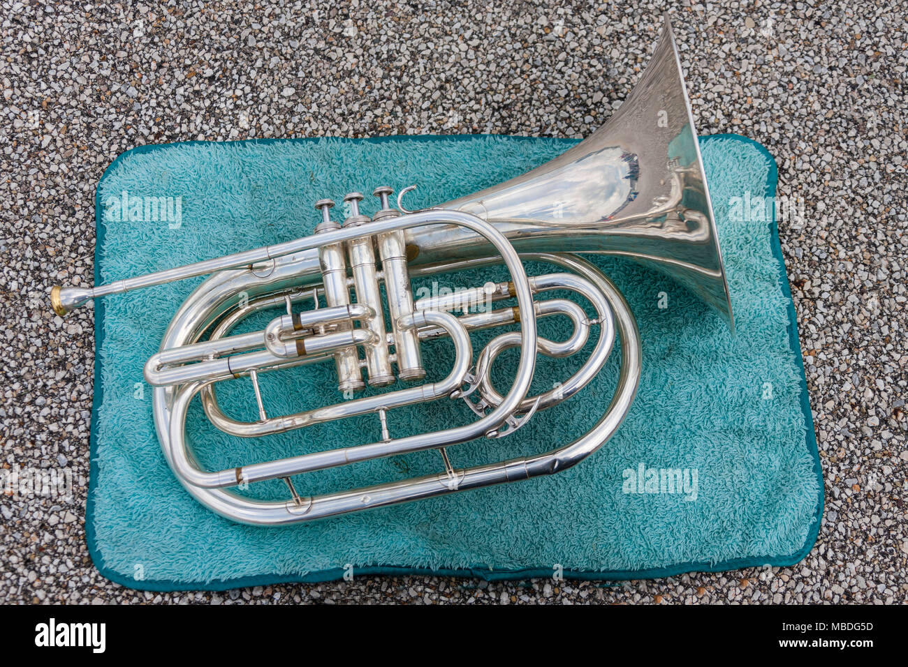 Ein mellophone eine Pause auf einem Handtuch am Band Camp Stockfoto