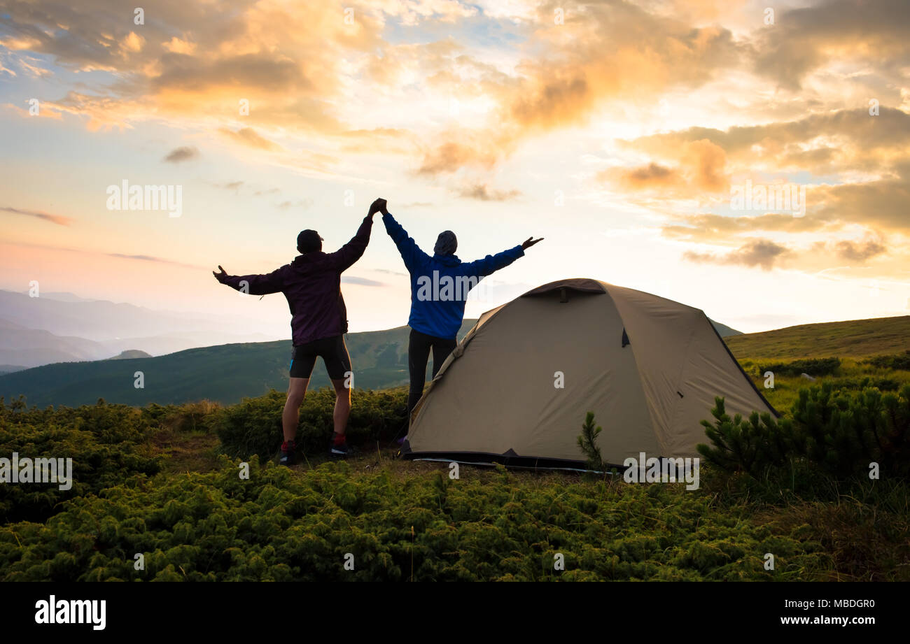 Camping und Paar oben auf hohen Bergen Stockfoto