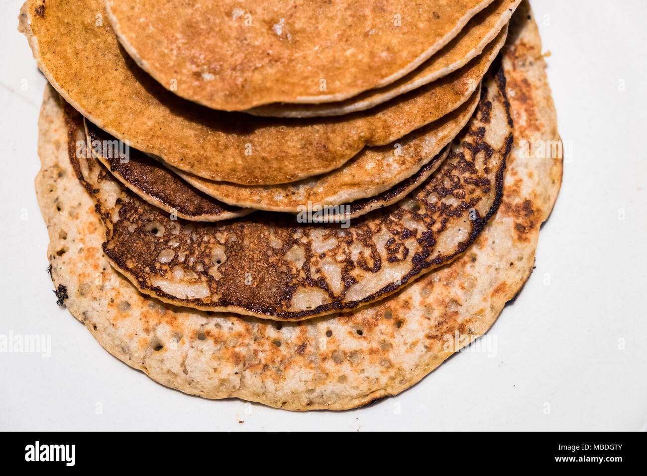 Amerikanische vegane Pfannkuchen mit Hafer. Stockfoto