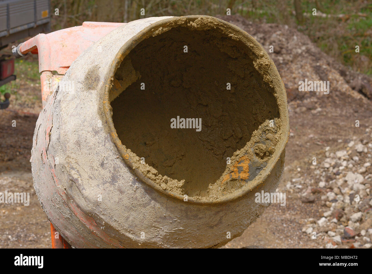 Orange cement Mixer vor Ort. Stockfoto
