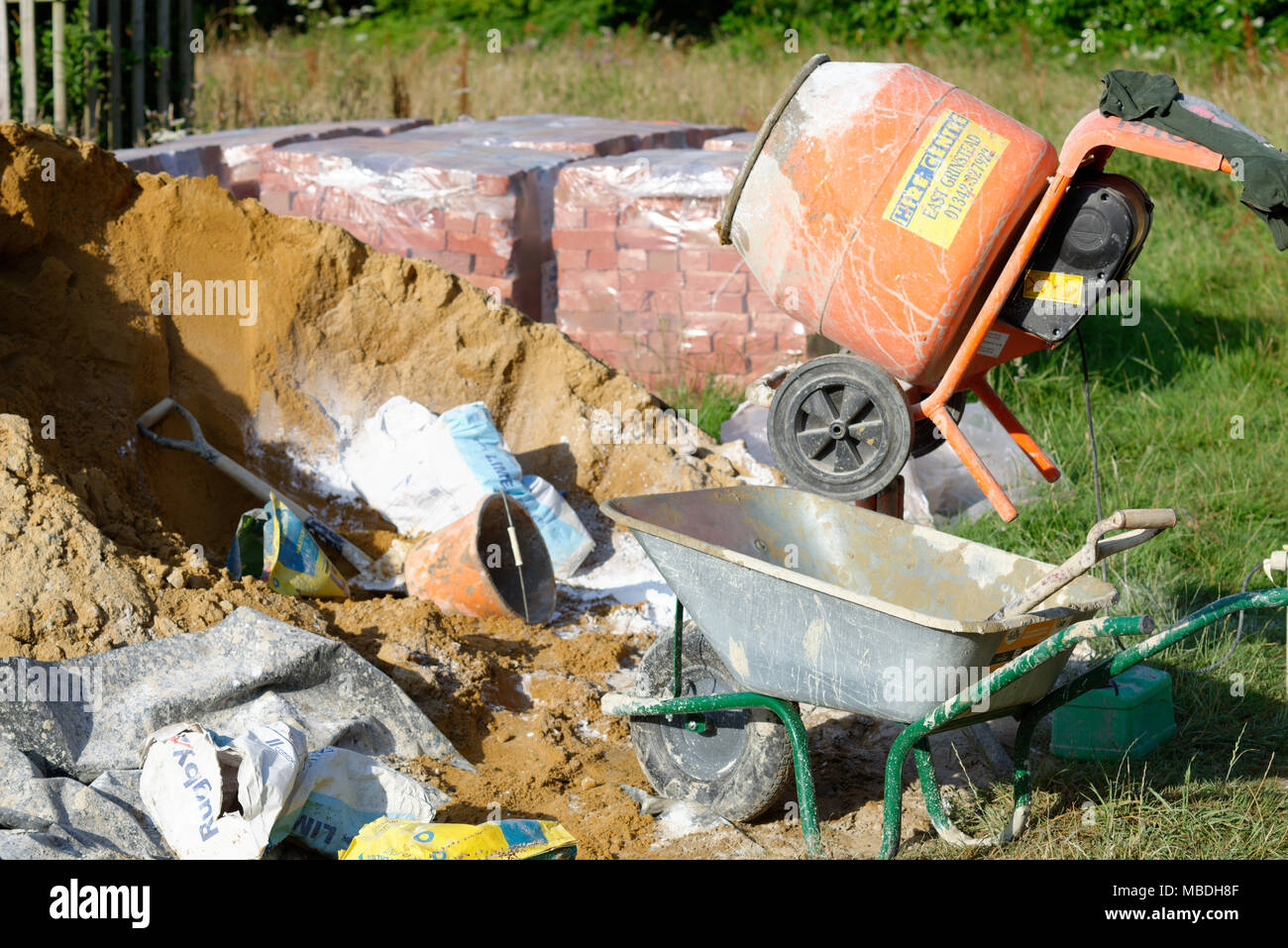 Orange cement Mixer vor Ort. Stockfoto