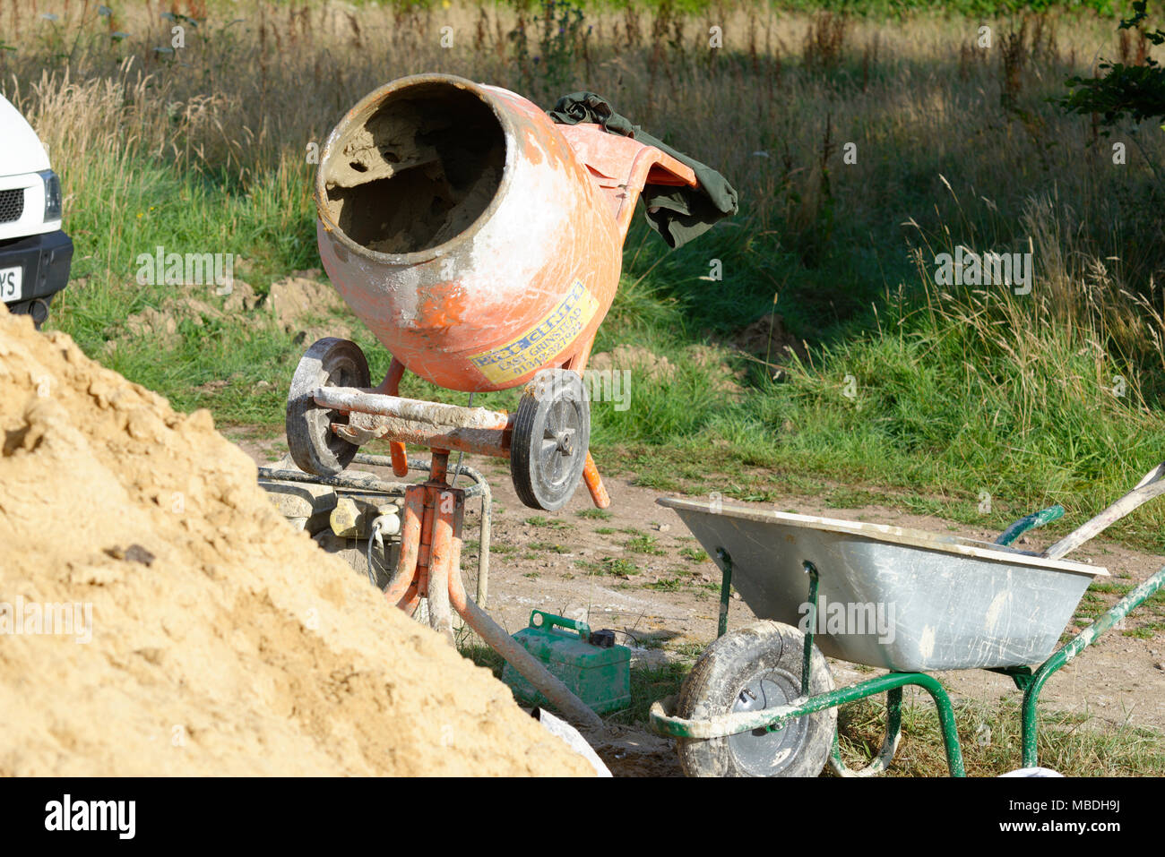 Orange cement Mixer vor Ort. Stockfoto
