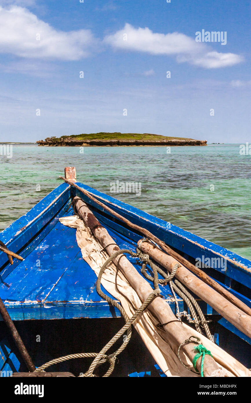 Blick auf die Insel vom Boot in der smaragdgrünen Meer von Antsiranana (Diego Suarez), nördlich von Madagaskar Stockfoto