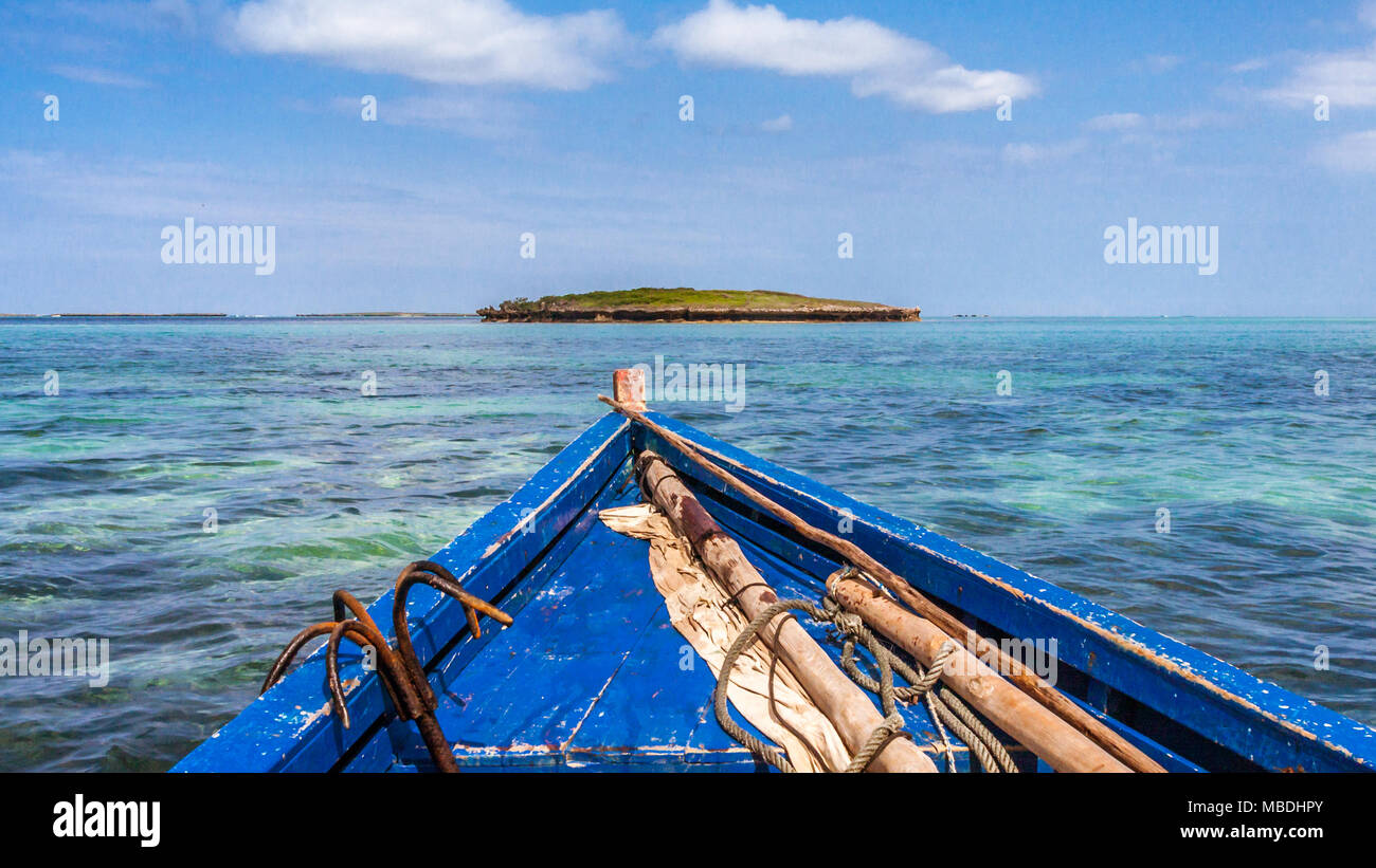 Blick auf die Insel vom Boot in der smaragdgrünen Meer von Antsiranana (Diego Suarez), nördlich von Madagaskar Stockfoto