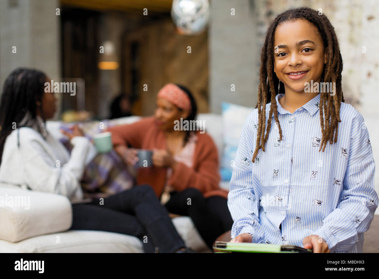 Portrait lächelnde Mädchen mit digitalen Tablet Stockfoto