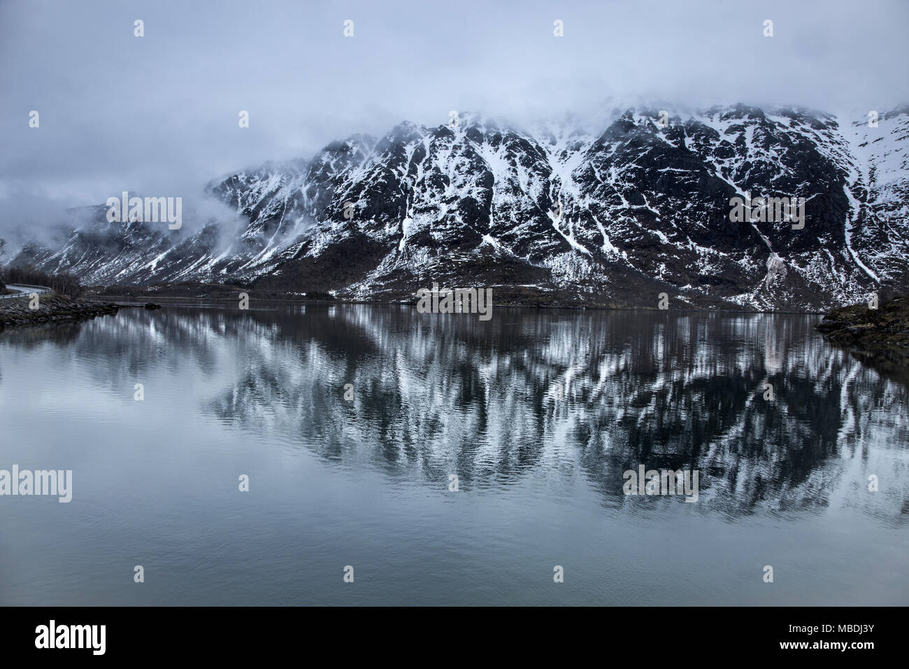 Nebel über Schnee, Berge und Wasser, Lia, Langoya, Vesteralen, Norwegen Stockfoto