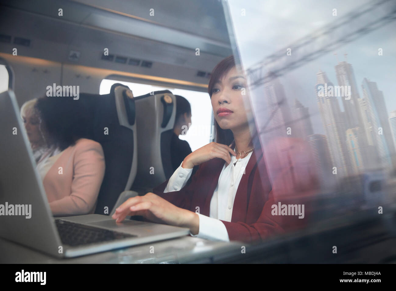 Fokussierte geschäftsfrau am Laptop arbeiten an Personenzug Stockfoto