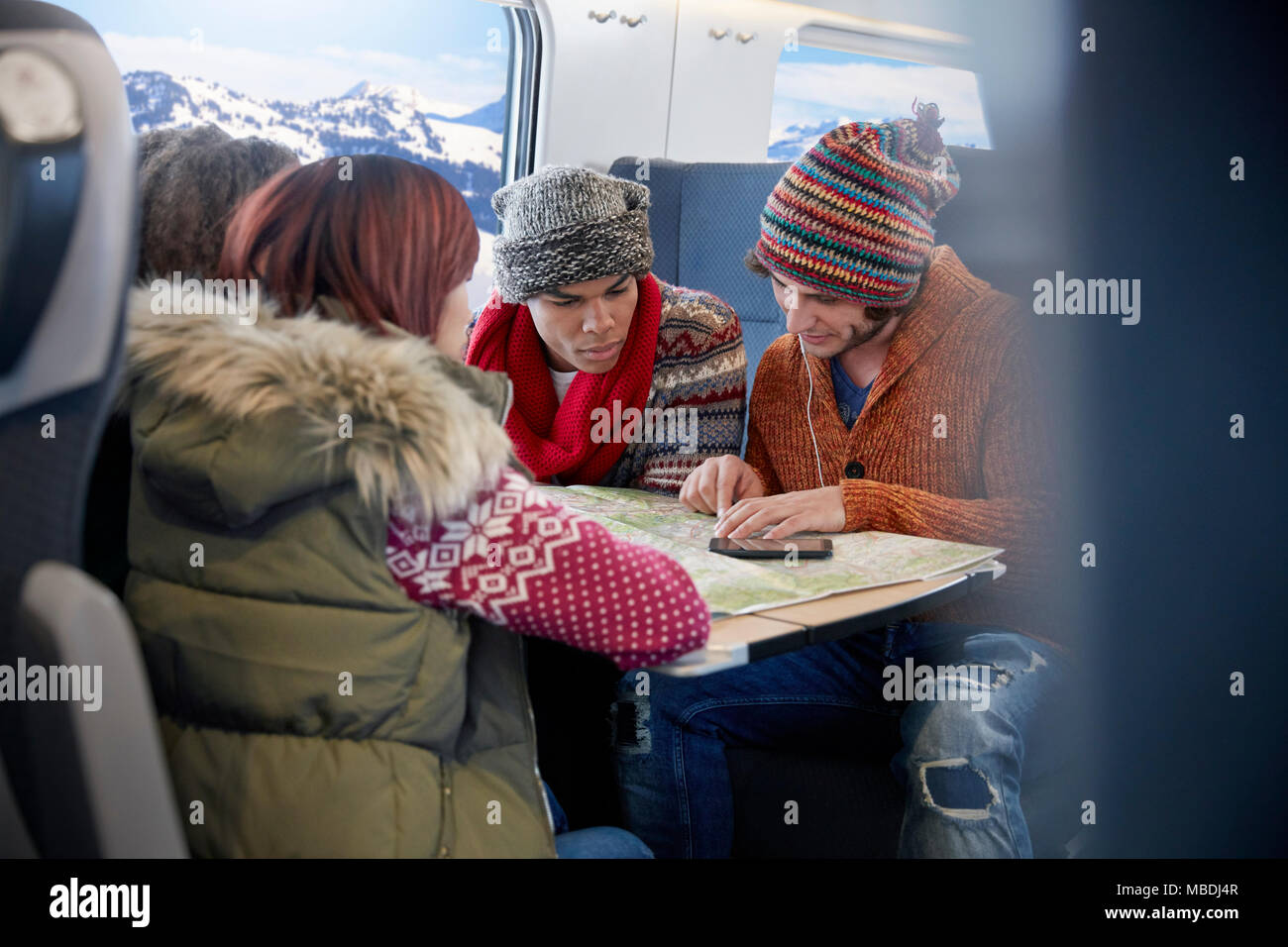 Junge Freunde mit Karte auf die Planung Personenzug Stockfoto