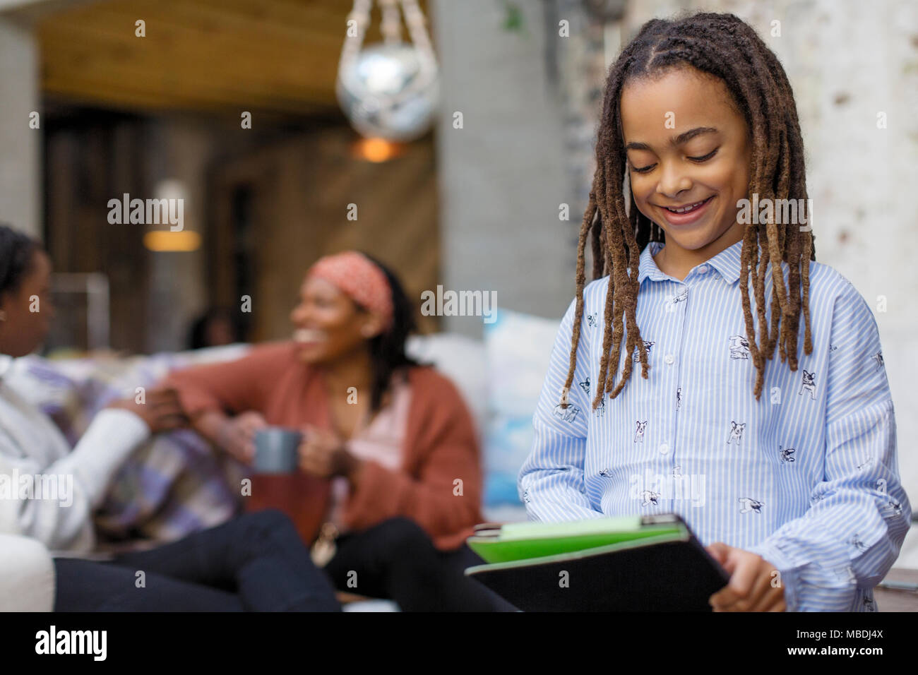 Mädchen mit digital-Tablette Stockfoto