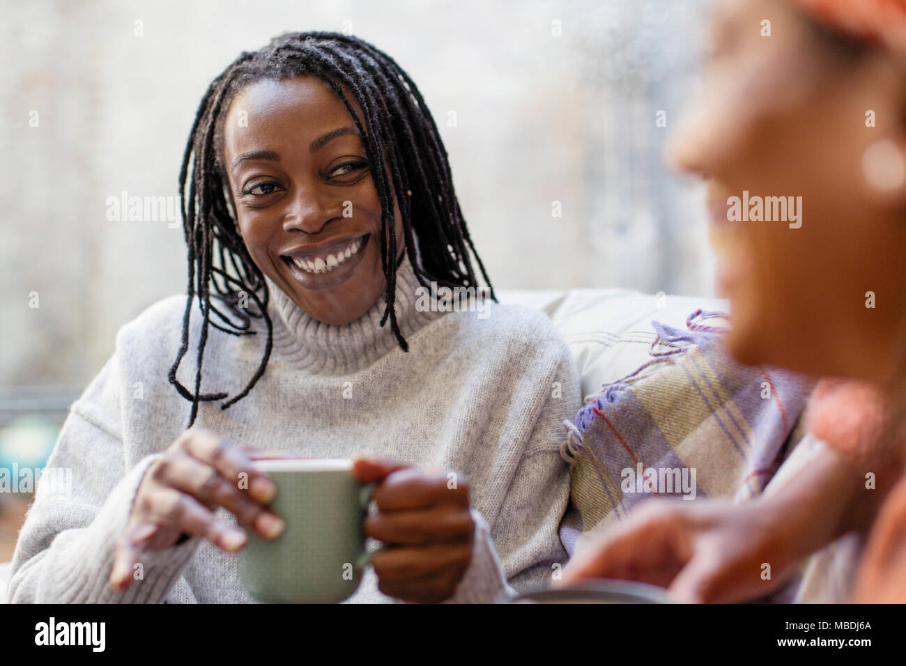 , Lächelnde Frau mit Freund und trinken Kaffee Stockfoto