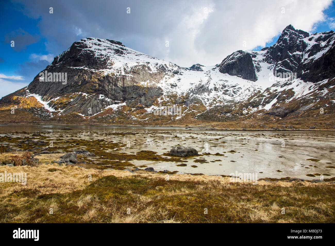 Schnee auf schroffen Bergen, Flakstadpollen, Fernbedienung, Lofoten, Norwegen Stockfoto