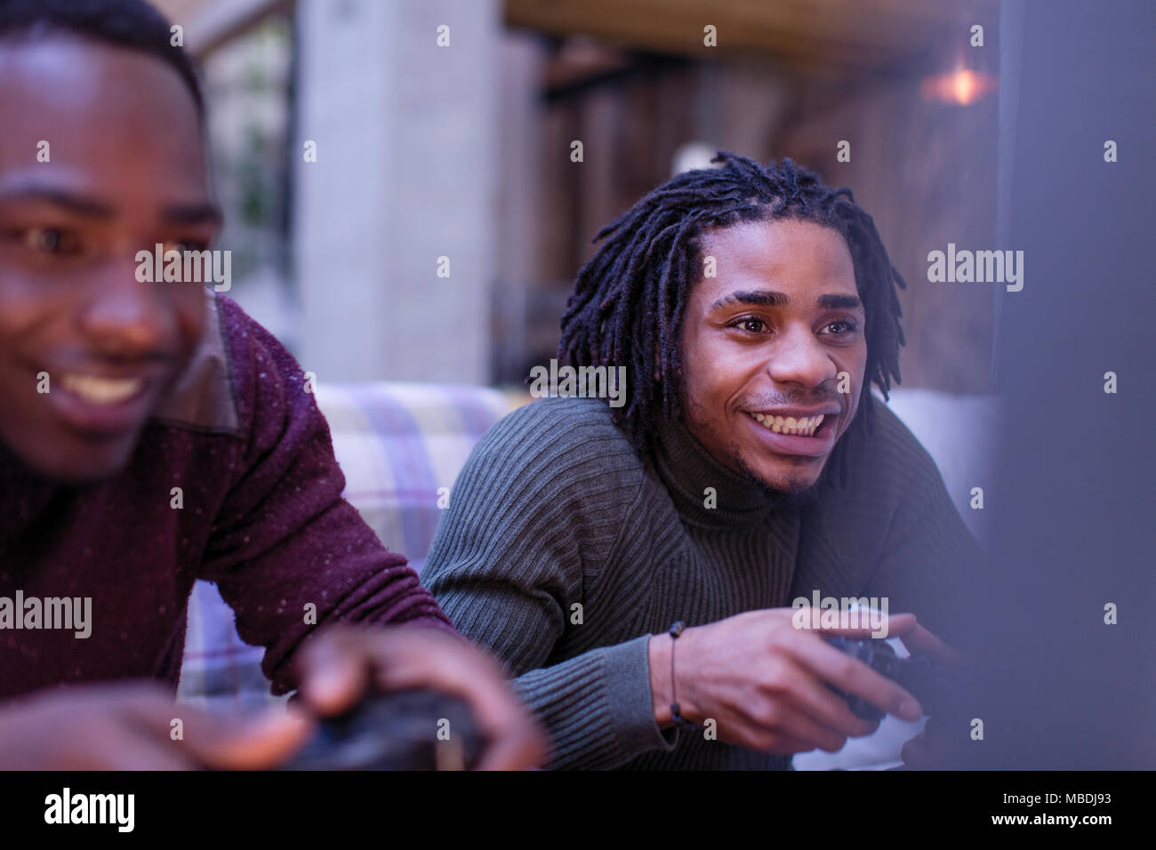 Begeisterte junge Männer Freunde spielen video game Stockfoto