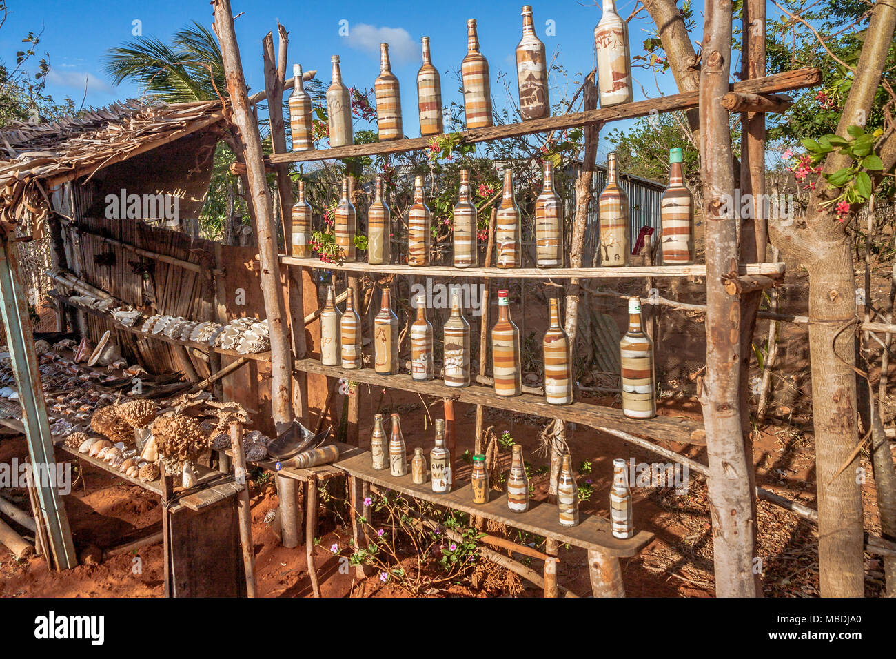 Verkauf von touristischen Souvenirs auf der Straße von Ramena, in der Nähe von Diego Suarez (Antsiranana), nördlich von Madagaskar Stockfoto