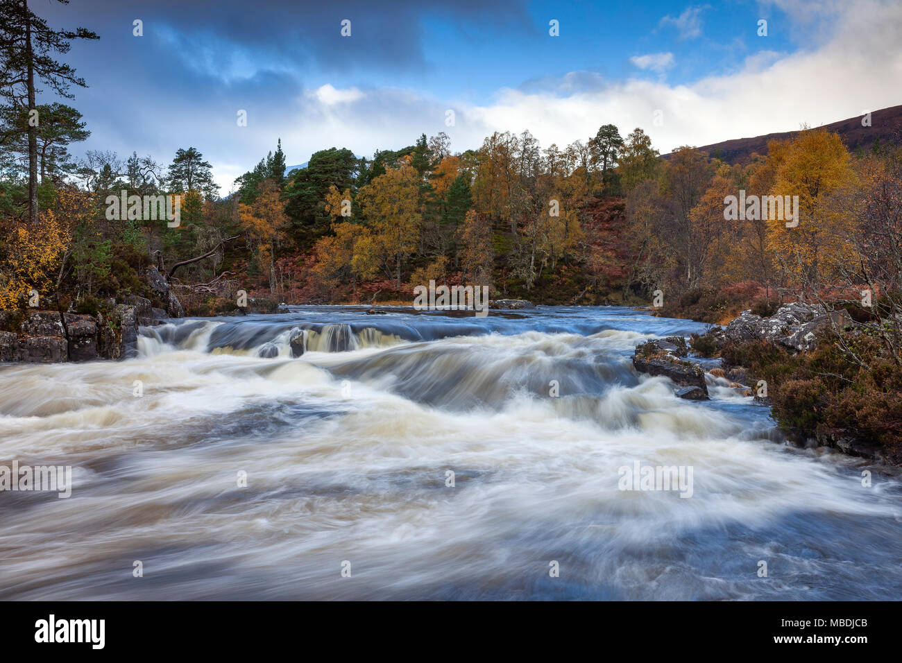 Garbh uisge (Fluss Affric rapids) bei Überflutung, Glen Affric, Schottland, UK Stockfoto