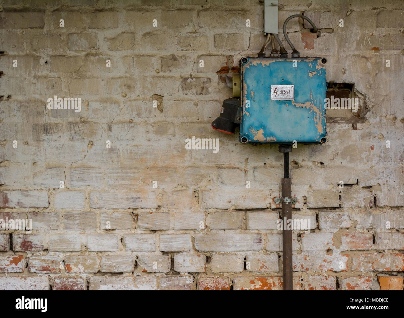 Alte schlechte Rusty auf verwitterte Wand Stockfoto