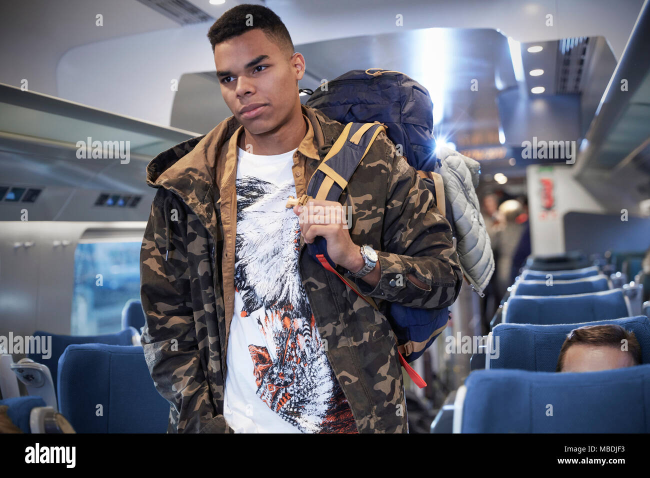 Junger Mann mit Rucksack boarding passenger train Stockfoto