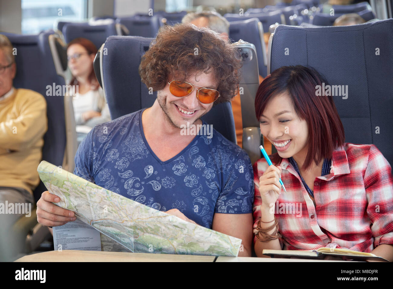 Junges Paar an Karte auf Personenzug auf der Suche Stockfoto