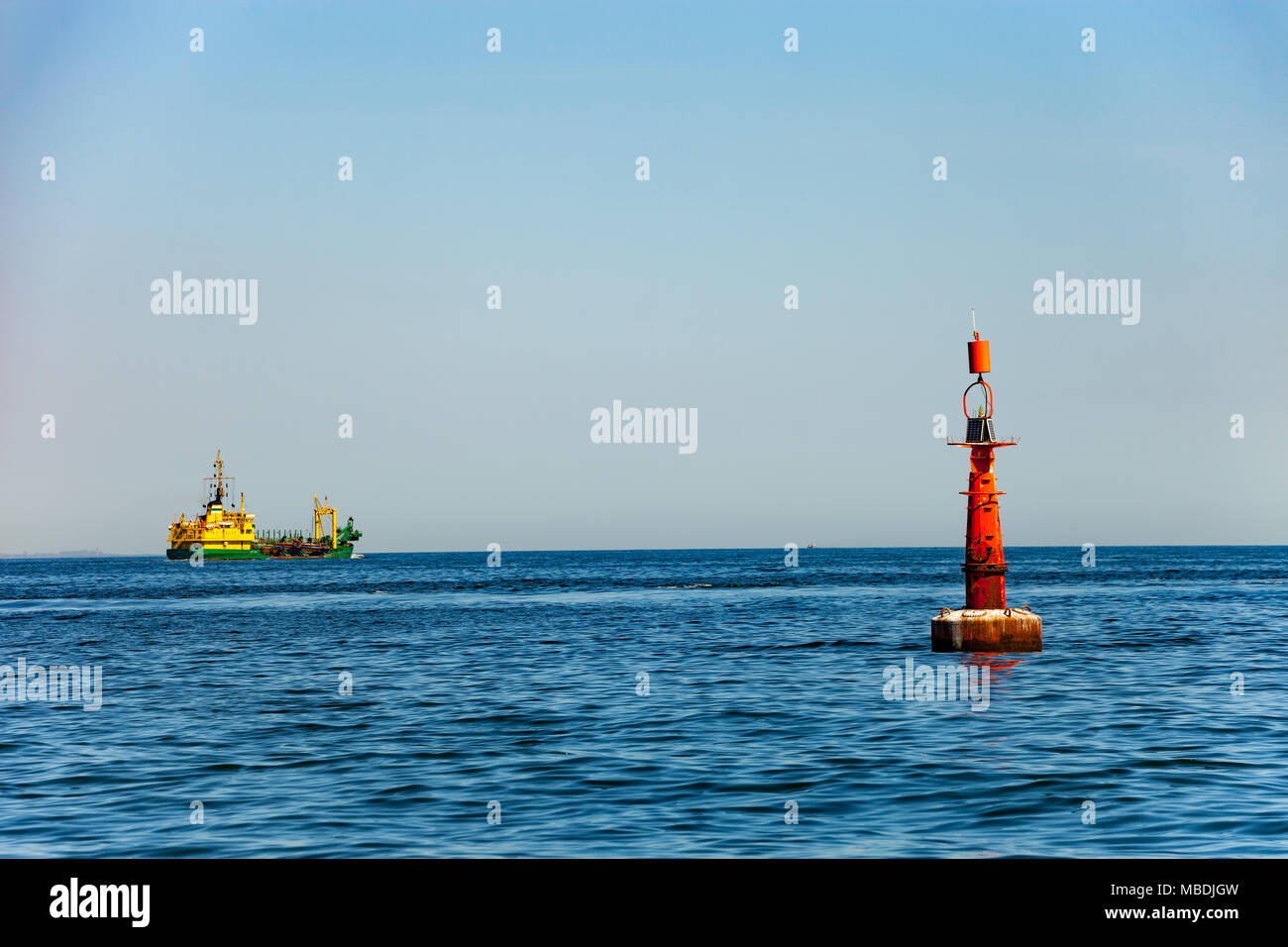 Navigation-Boje am Rande einer Fairway. Stockfoto