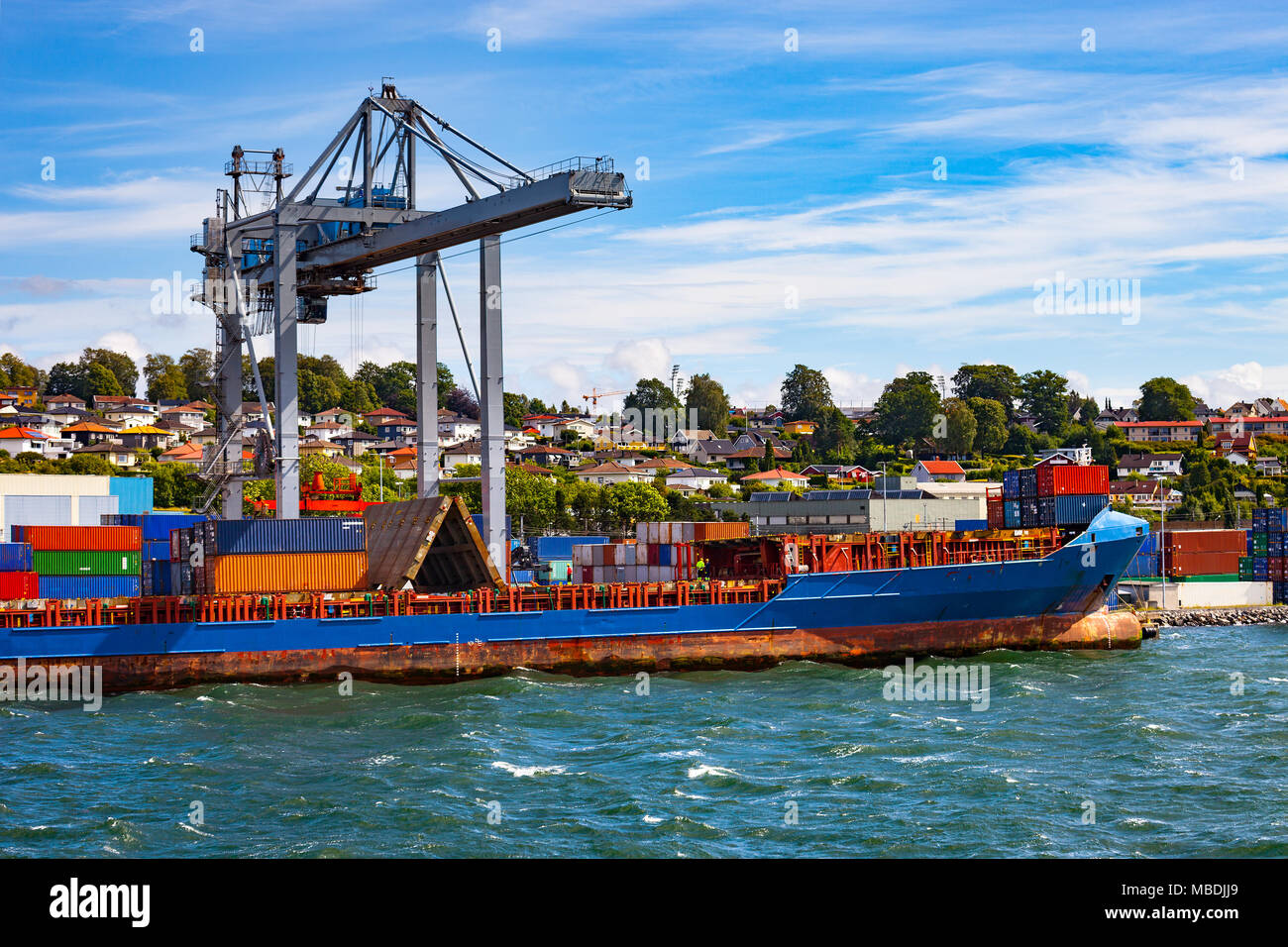 Container schiff während der Verladung im Hafen von Moss, Norwegen. Stockfoto