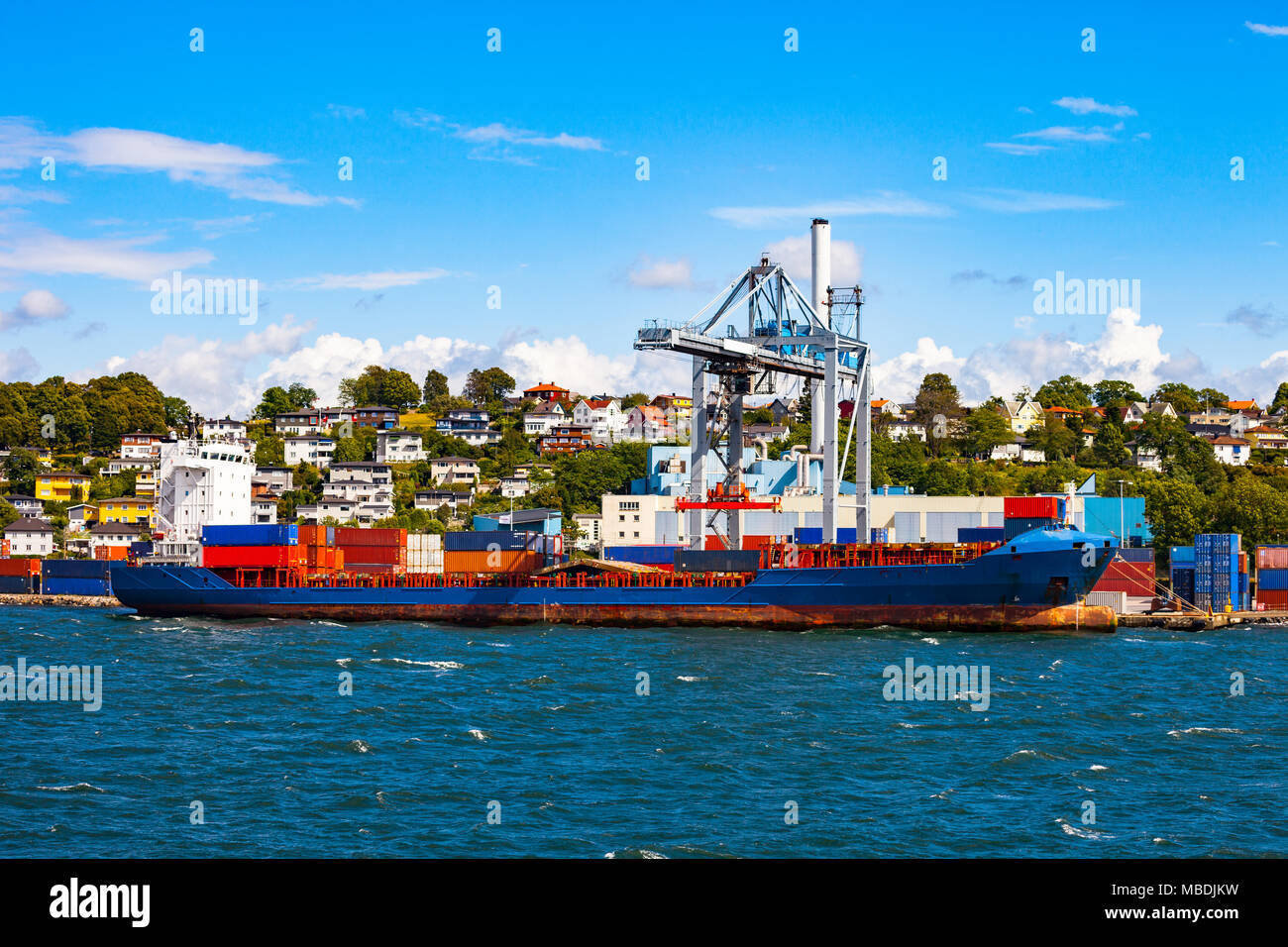 Container schiff während der Verladung im Hafen von Moss, Norwegen. Stockfoto