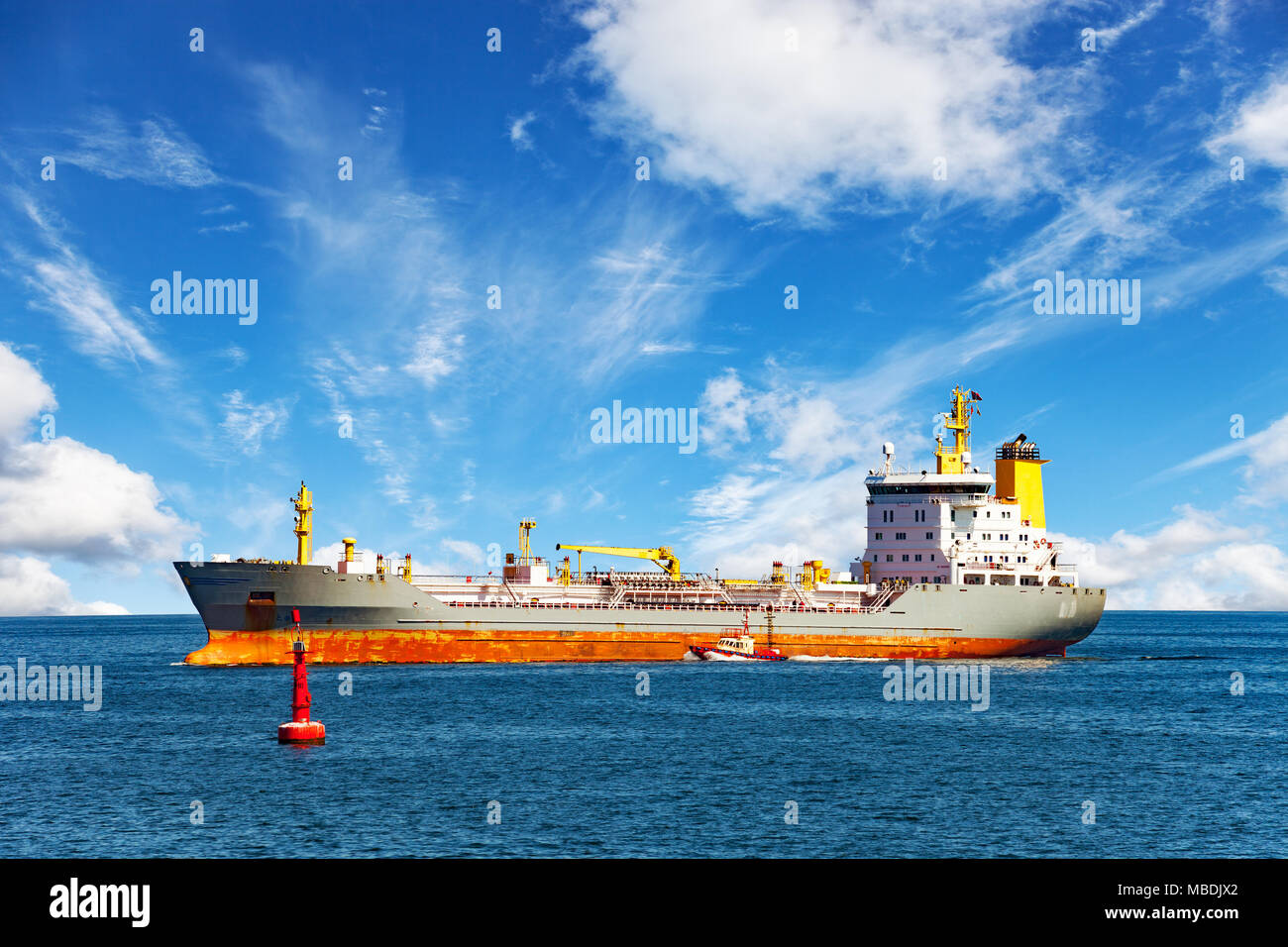 Lotsenboot Manöver neben Tanker Schiff am Meer. Stockfoto