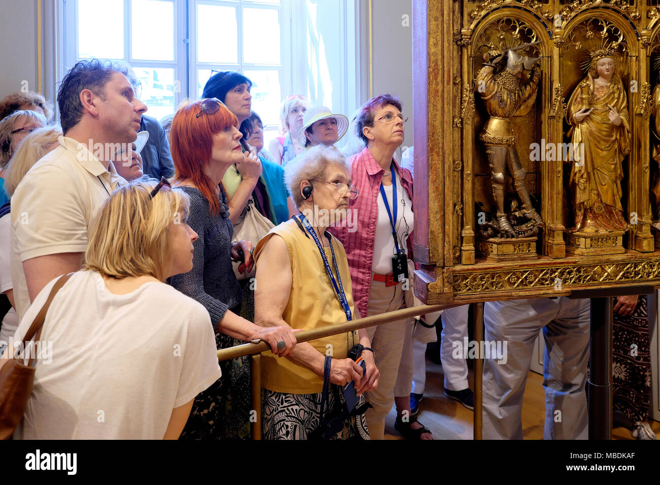 Touristen, die auf der Suche an einem Altarbild (Altarbild der Kreuzigung), Musée des Beaux-Arts de Dijon/Museum der Feinen Künste, Côte-d'Or, Burgund, Frankreich Stockfoto
