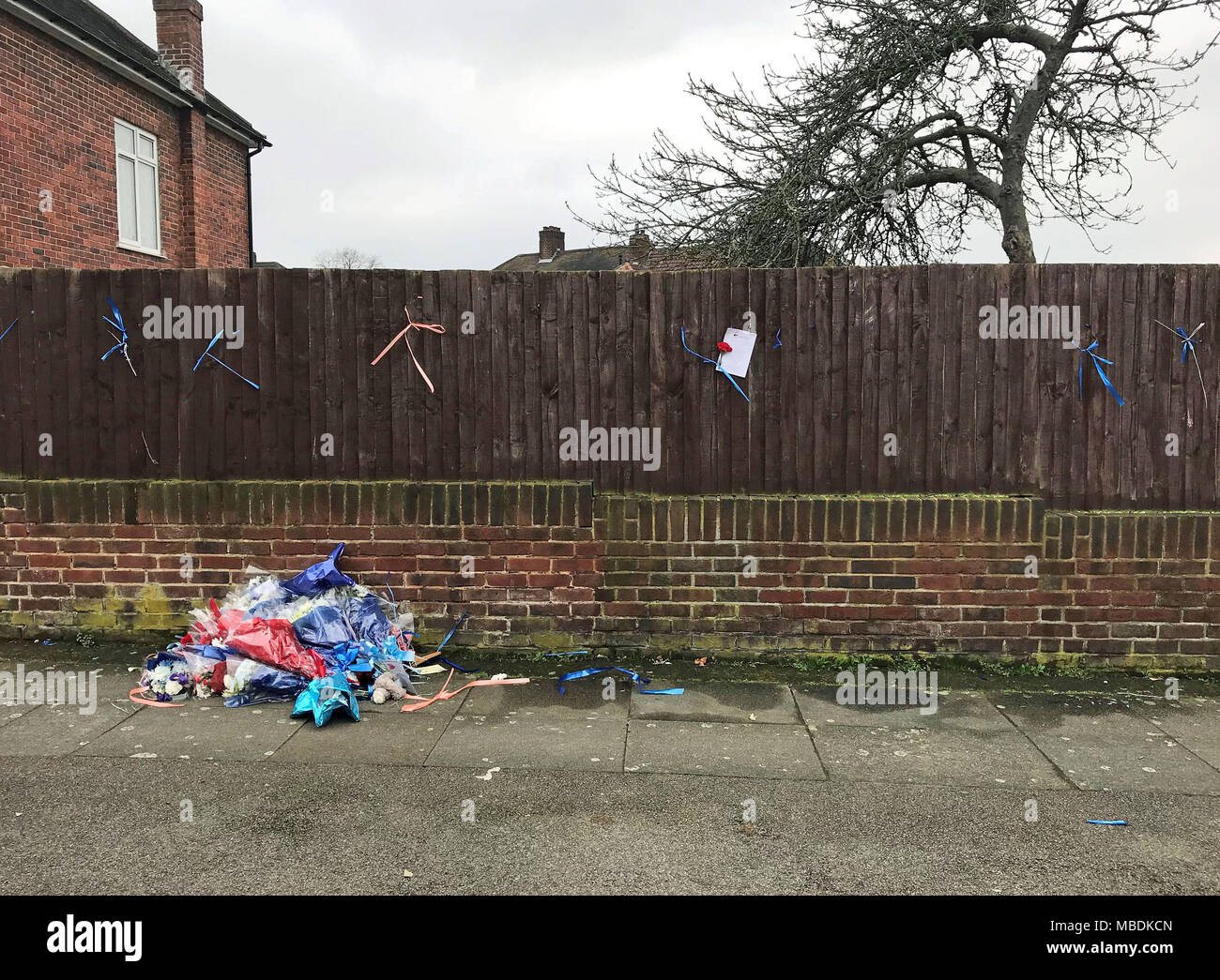 Floral Tribute auf dem Gehsteig zurückgelassen werden, nachdem sie aus einem Zaun auf South Park Crescent in Hither Green entfernt wird, Minuten nach Verwandten der 37-jährige Henry Vincent restauriert das Heiligtum gegenüber dem Haus von Richard Osborn-Brooks, 78, wo Vincent nach einem verpfuschten Einbruch erstochen wurde. Stockfoto