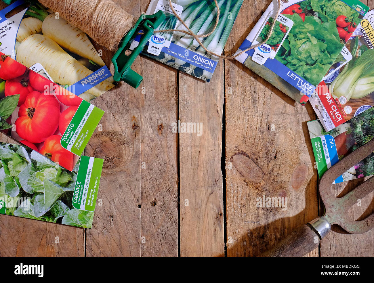 Gemüsegarten Samen in Pakete auf hölzernen Gartenhäuschen Sitzbank, Norfolk, England Stockfoto
