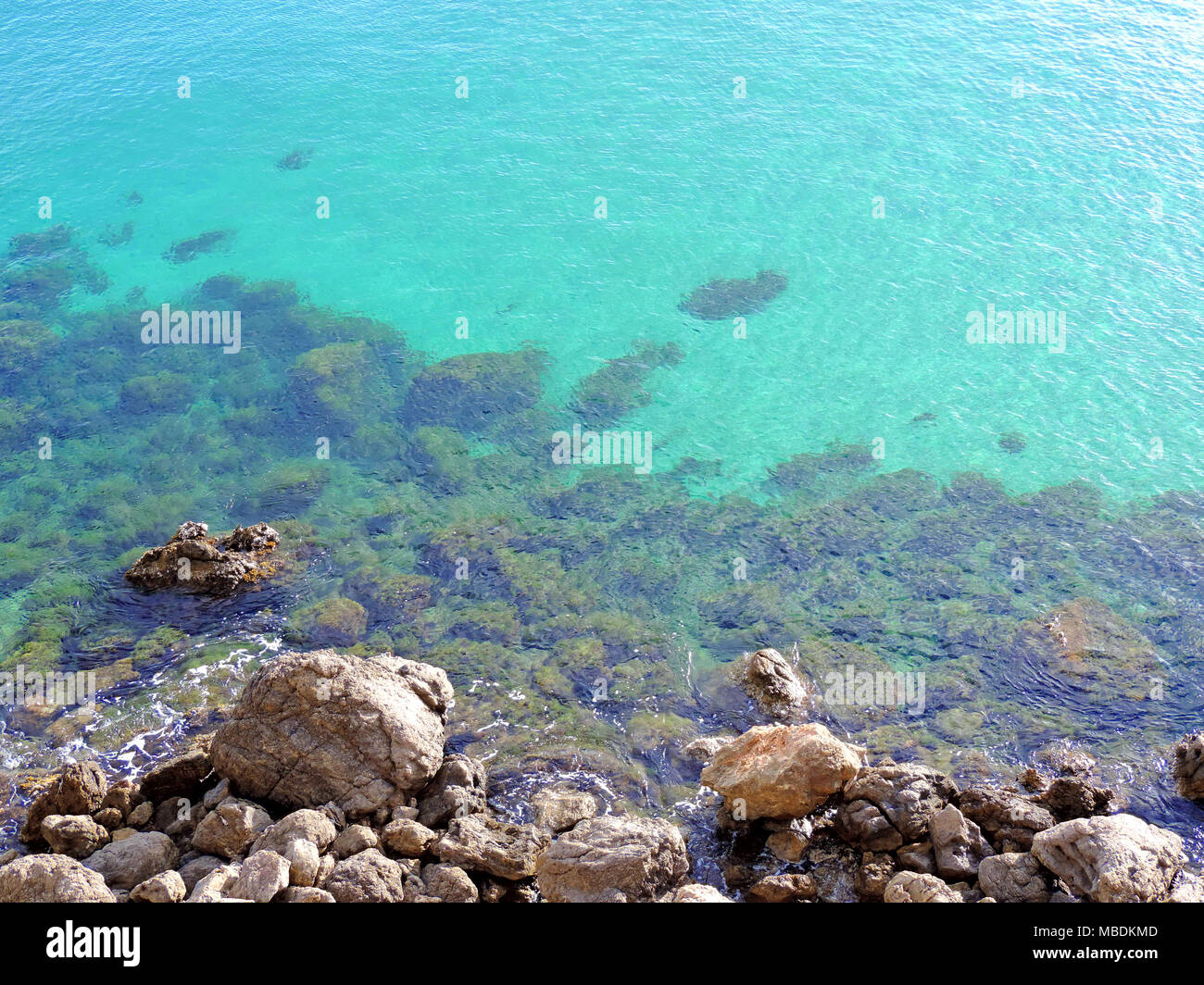 Felsige Küste und türkisblauem Wasser, Meer Szene oder Marine auf der Insel Ibiza. Stockfoto