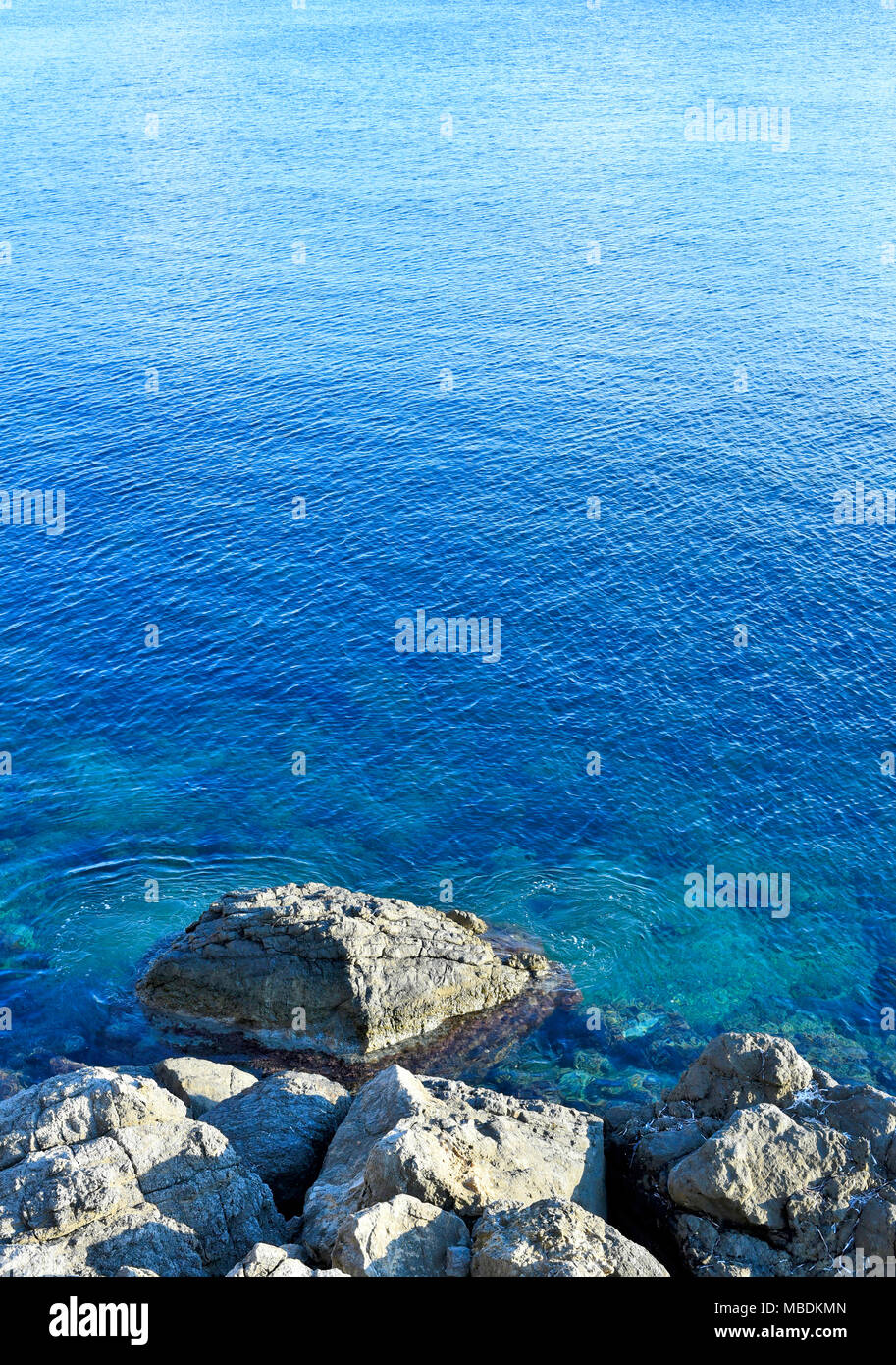 Felsige Küste und türkisblauem Wasser, Meer Szene oder Marine auf der Insel Ibiza. Stockfoto