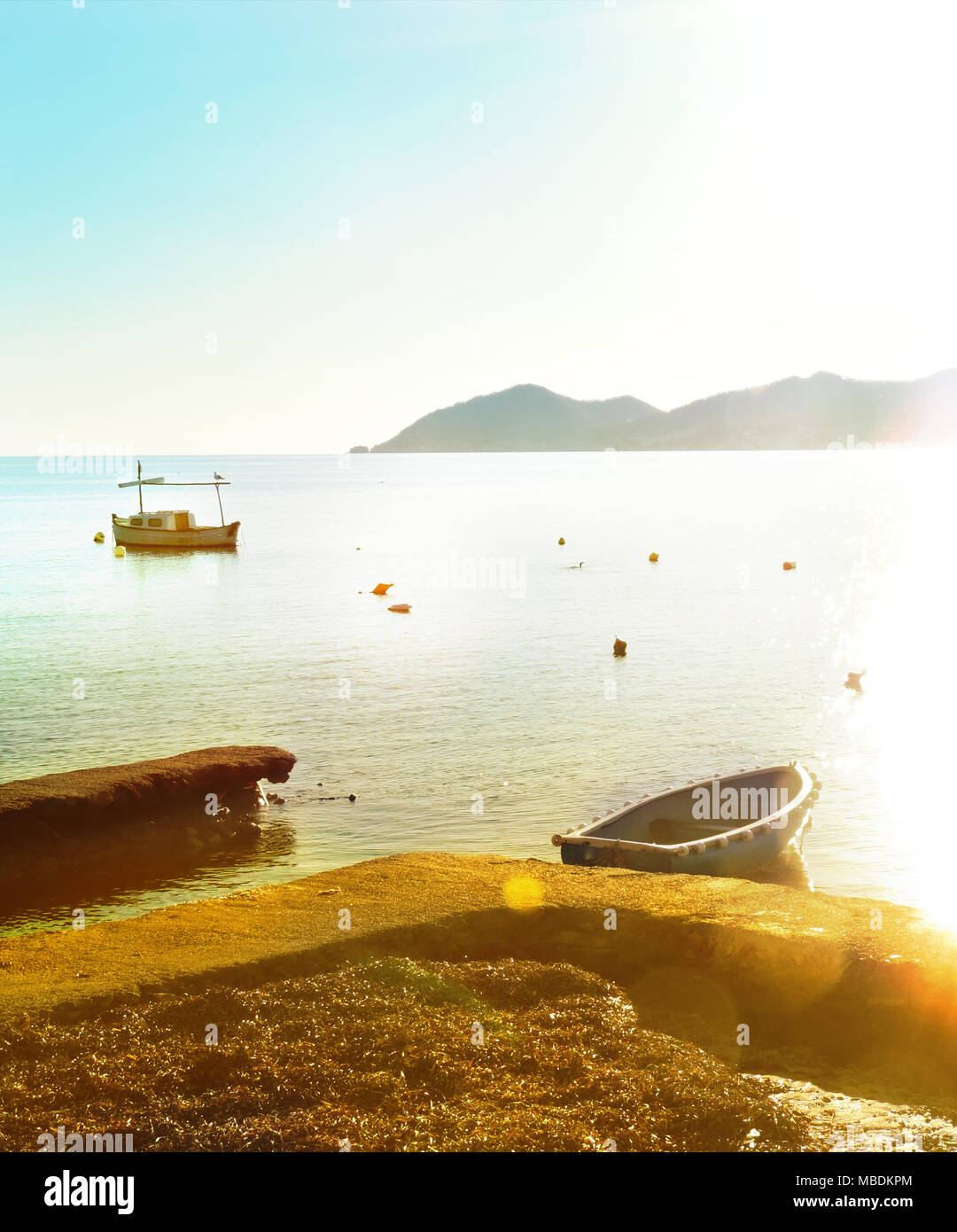 Fischerboot und Sonnenuntergang Szene auf der Insel Ibiza. Idyllischen Sonnenuntergang Szene mit Blick auf das Meer und die Küste. Stockfoto