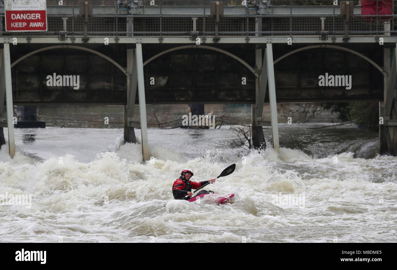 Kayaker paddeln durch weiße Wasser bei Boulter das Wehr, neben Ray Mühle Insel, Maidenhead, Berkshire. Stockfoto