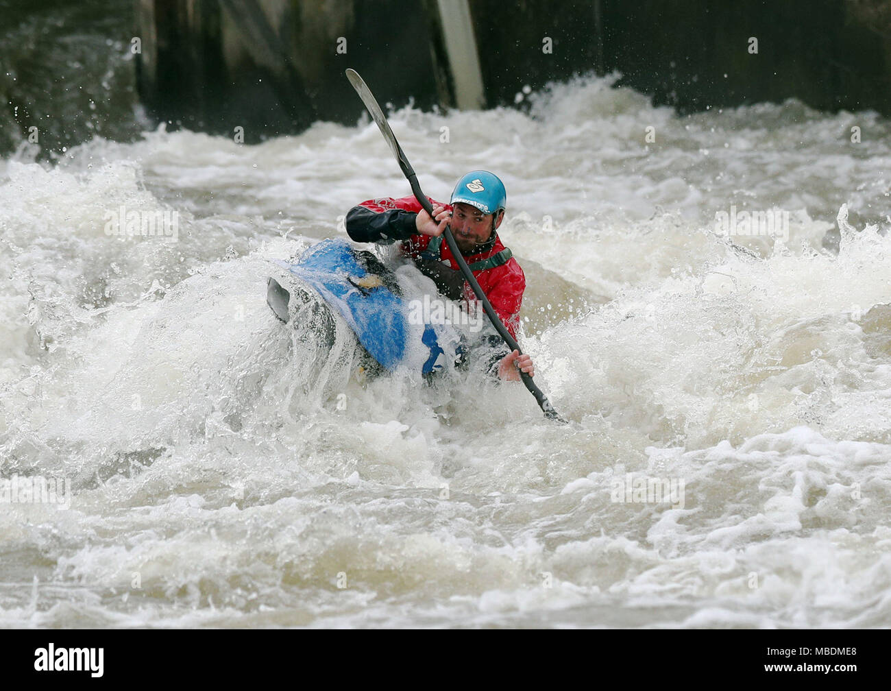 Kayaker paddeln durch weiße Wasser bei Boulter das Wehr, neben Ray Mühle Insel, Maidenhead, Berkshire. Stockfoto