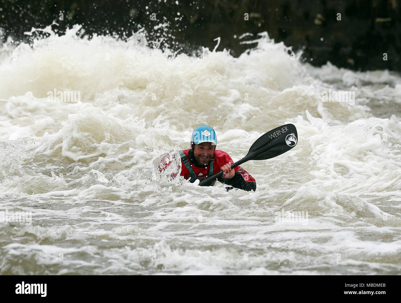 Kayaker paddeln durch weiße Wasser bei Boulter das Wehr, neben Ray Mühle Insel, Maidenhead, Berkshire. Stockfoto
