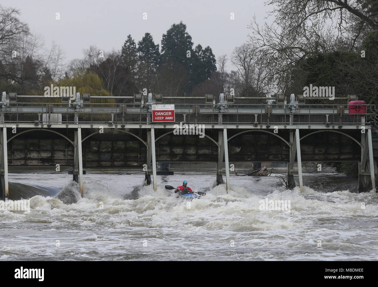 Kayaker paddeln durch weiße Wasser bei Boulter das Wehr, neben Ray Mühle Insel, Maidenhead, Berkshire. Stockfoto