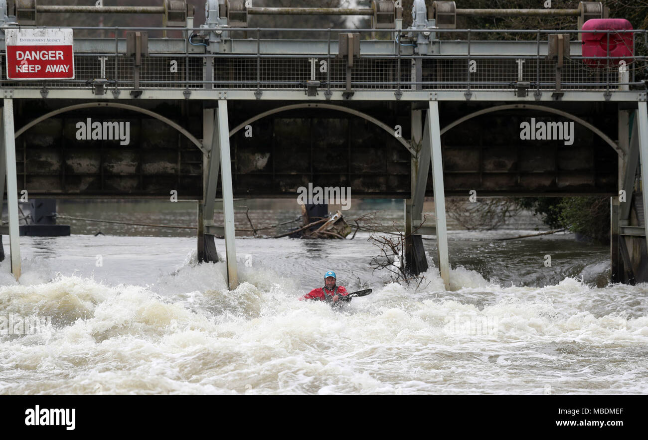 Kayaker paddeln durch weiße Wasser bei Boulter das Wehr, neben Ray Mühle Insel, Maidenhead, Berkshire. Stockfoto