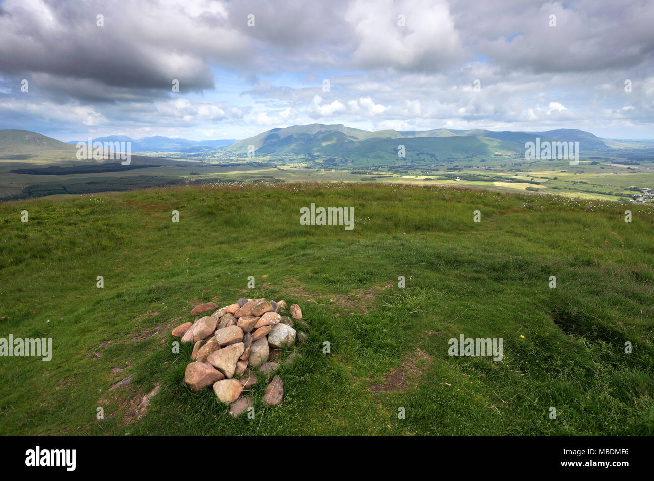 Cairn auf dem Gipfel des Großen Mell fiel, Nationalpark Lake District, Cumbria County, England, Großbritannien Stockfoto