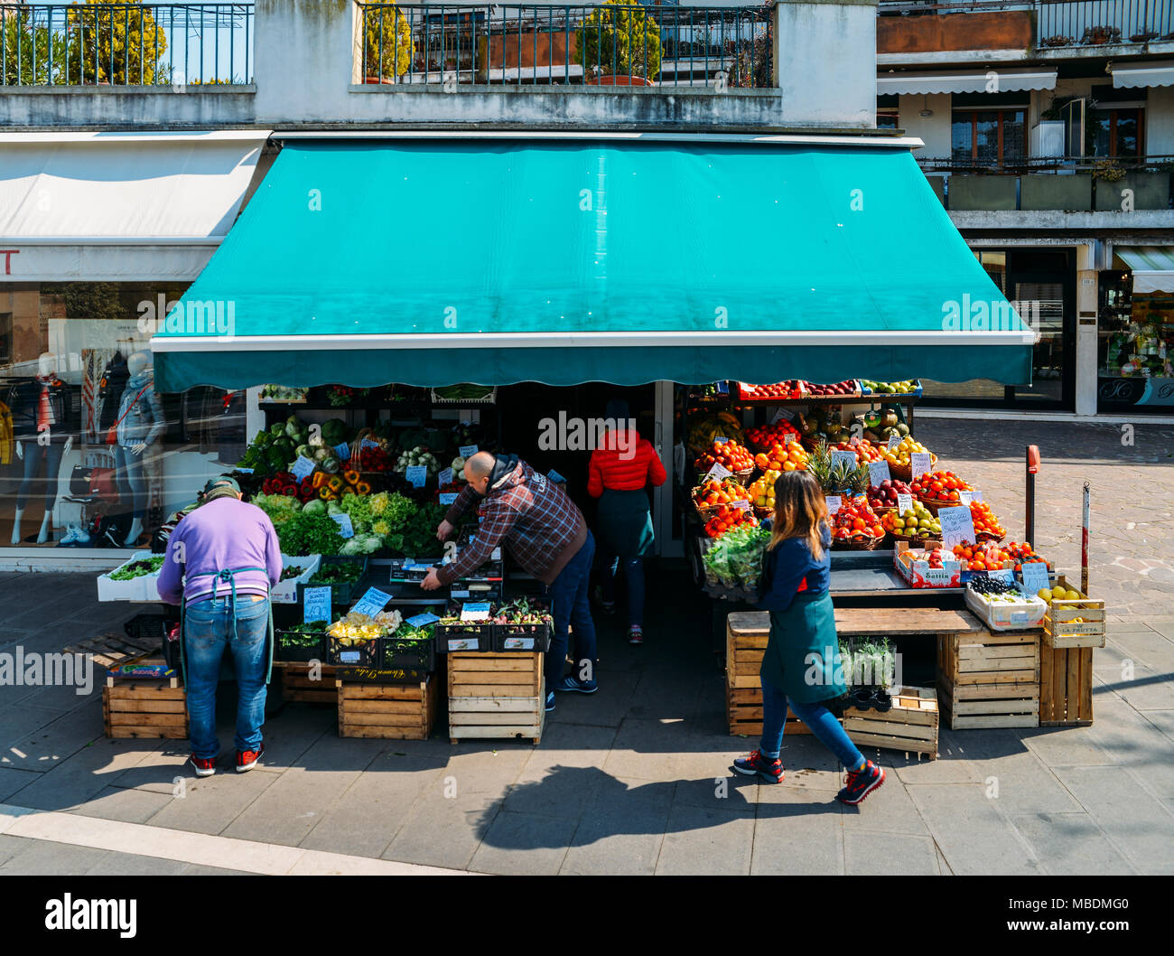 Kunden Obstmarkt stand Stockfoto