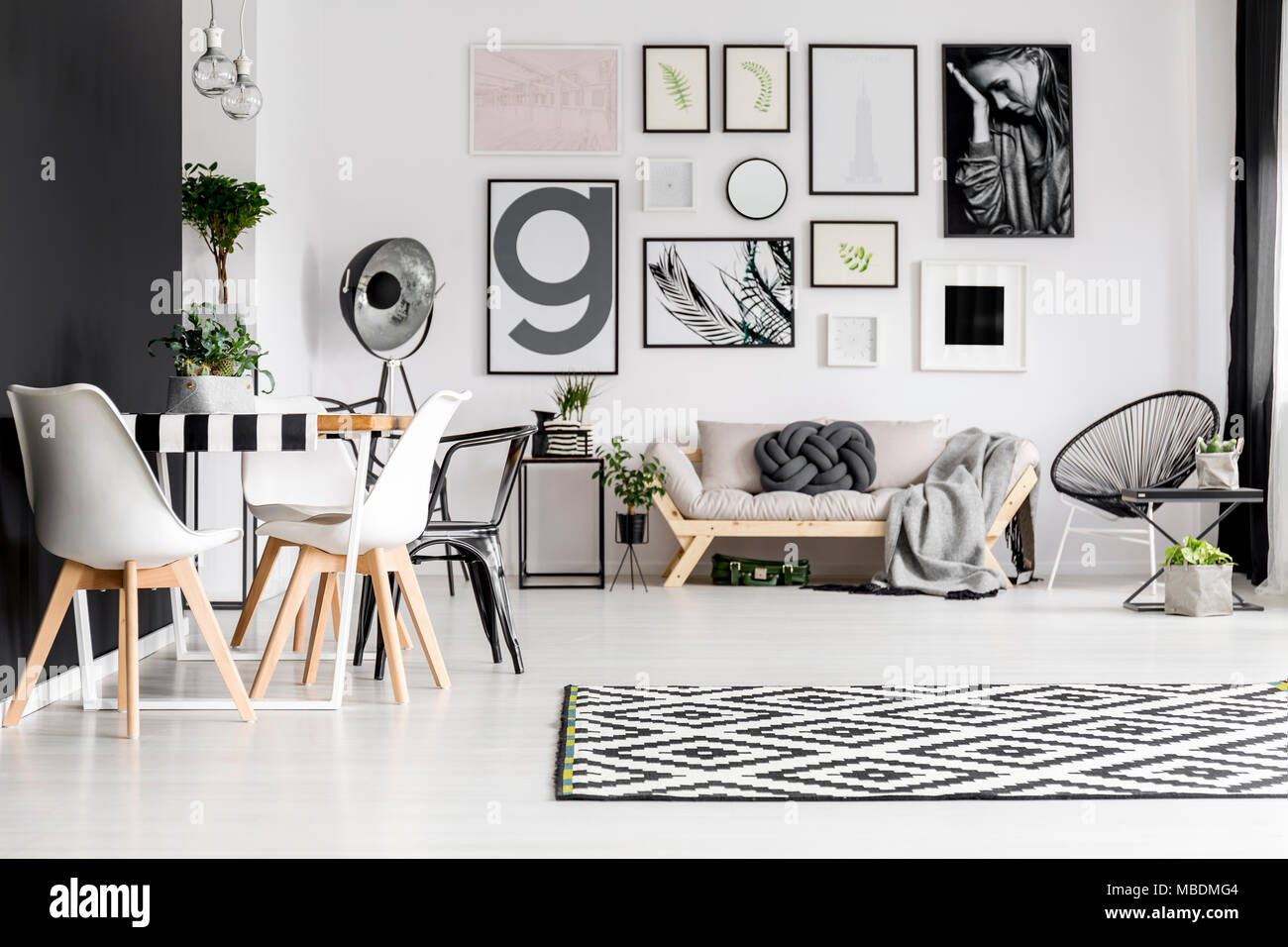 Art Gallery Esstisch Mit Stuhlen Und Sofa Mit Decke Und Kissen Knoten In Einem Weissen Wohnzimmer Innenraum Stockfotografie Alamy