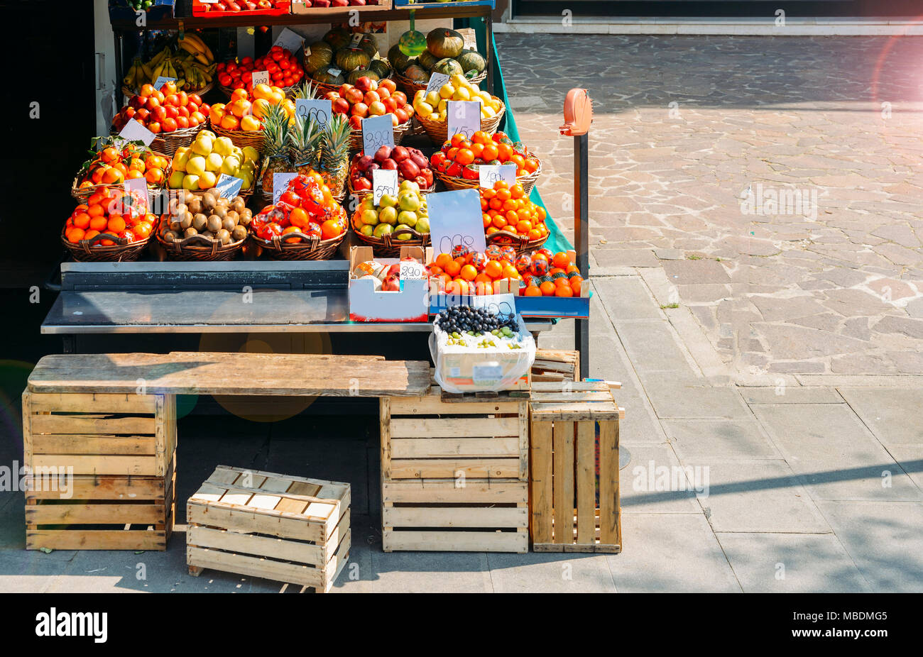Frische Früchte der Saison für den Verkauf außerhalb einen Shop mit strahlendem Sonnenschein. Stockfoto