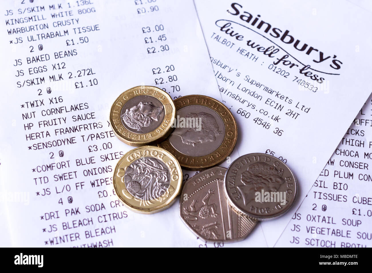 Sainsburys Supermarkt einkaufen Kassenquittungen & kleine Änderung, Britische Pfund Münzen, Vereinigtes Königreich Stockfoto