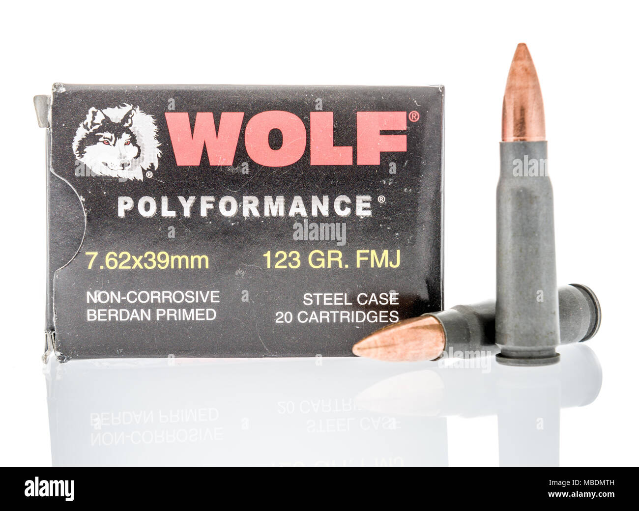 Winneconne, WI - 30. März 2018: Eine Box mit Wolf polyformance Munition an einem isolierten Hintergrund. Stockfoto