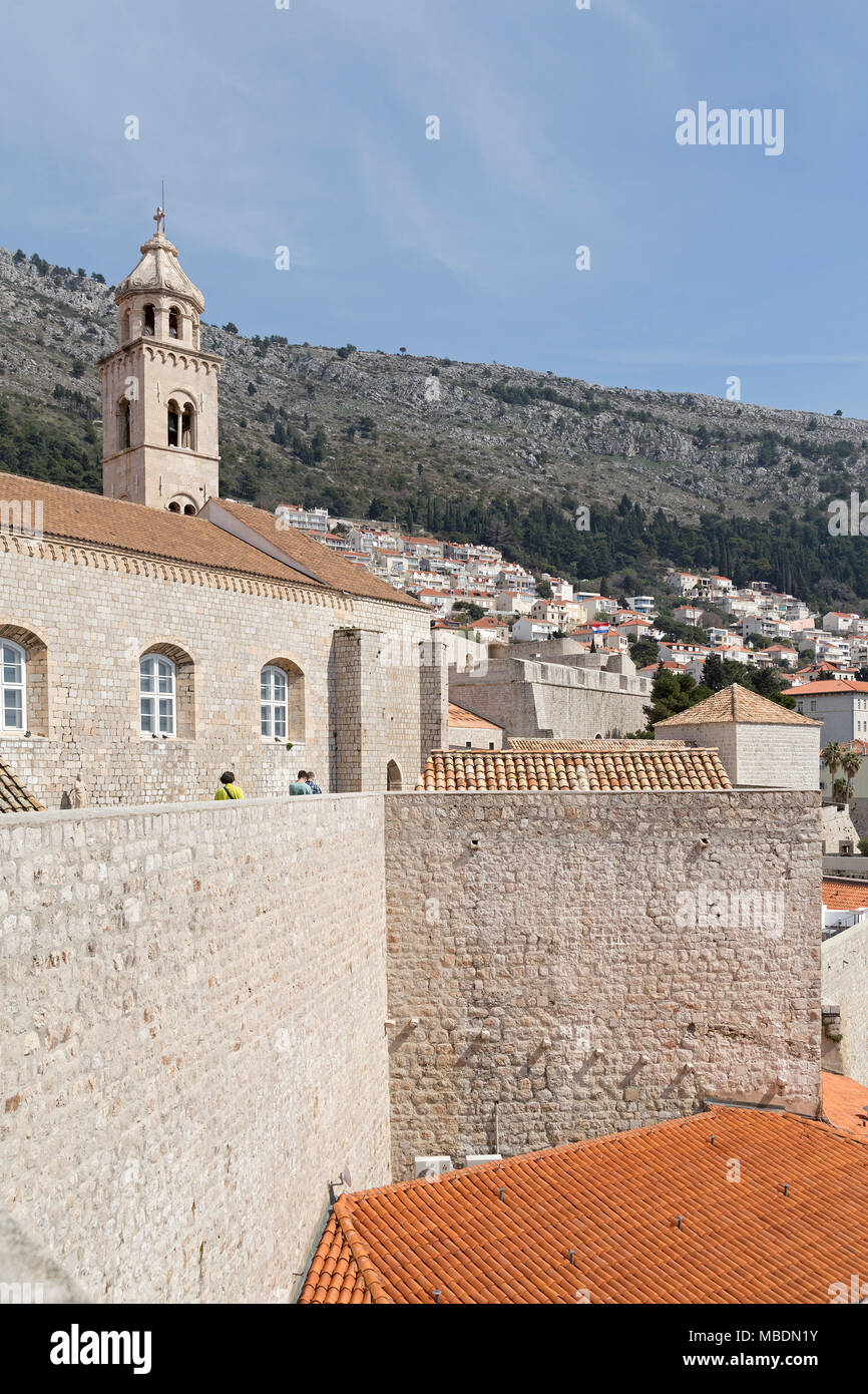 Dominikanische Kloster mit azimov Tower, Stadtmauer, Altstadt, Dubrovnik, Kroatien Stockfoto