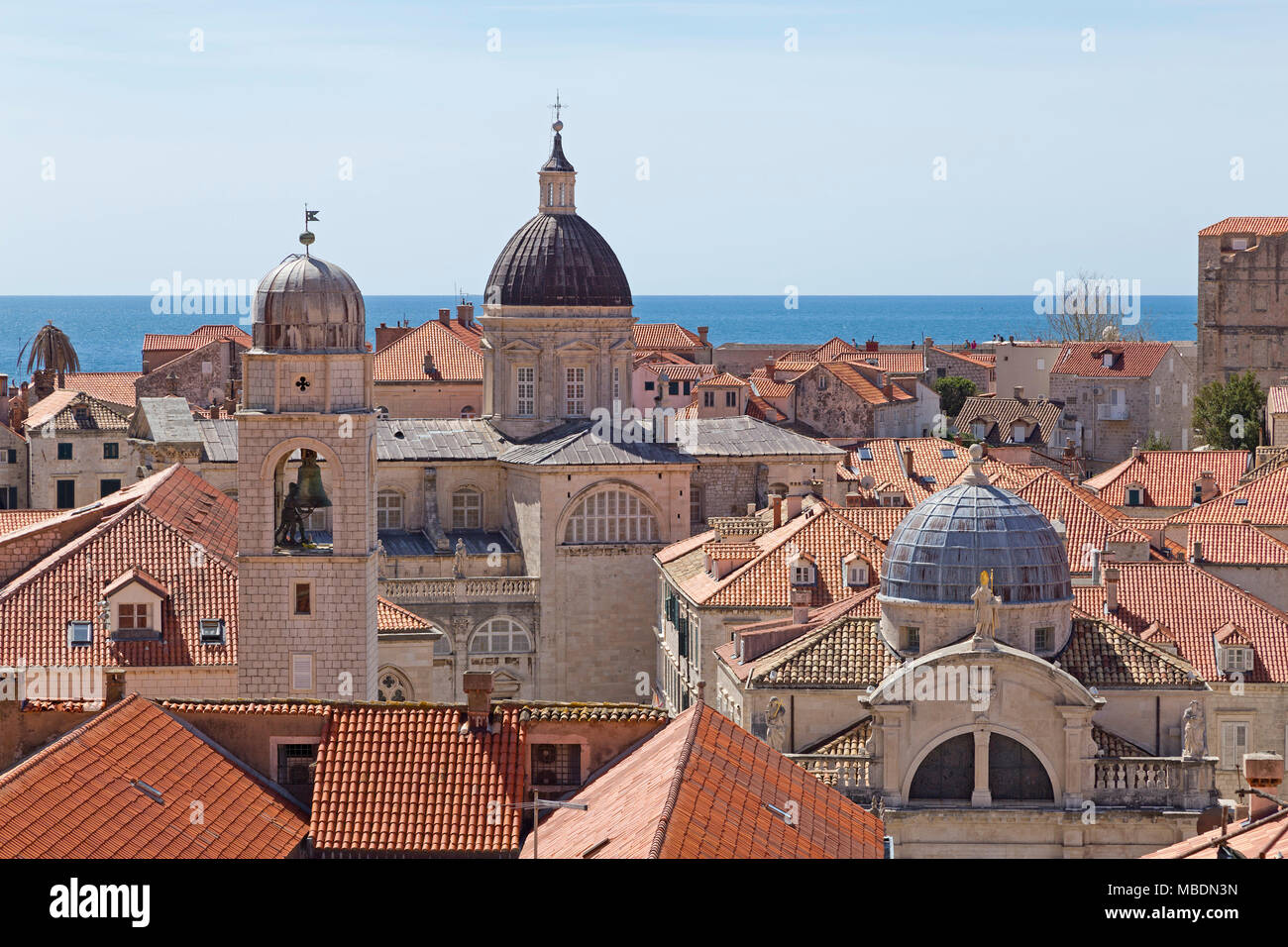 Blick auf den Uhrturm, Dom und St. Blasius Kirche von der Stadtmauer, Altstadt, Dubrovnik, Kroatien Stockfoto