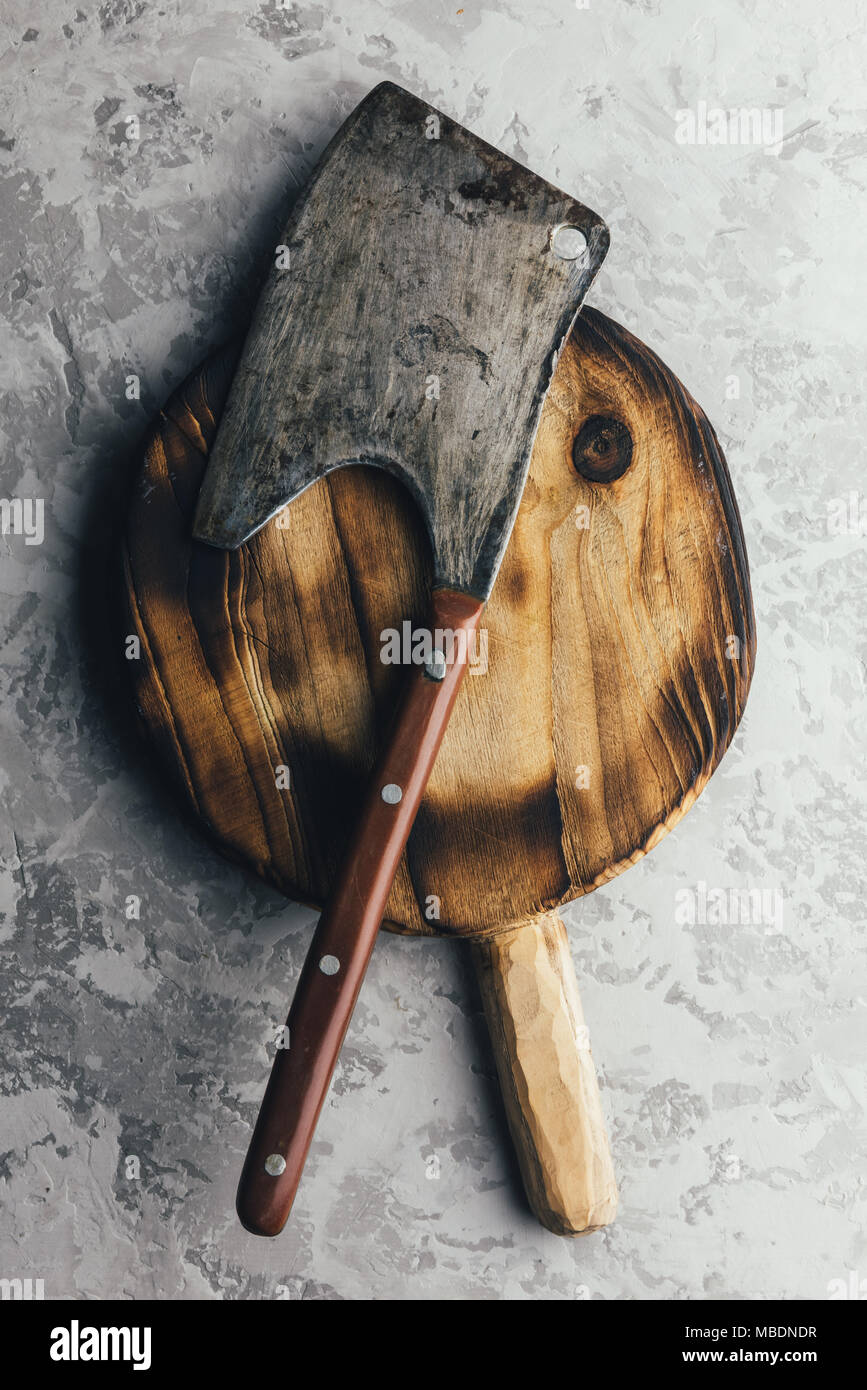 Alten rustikalen Ax für Fleisch auf einem Holzbrett Stockfoto